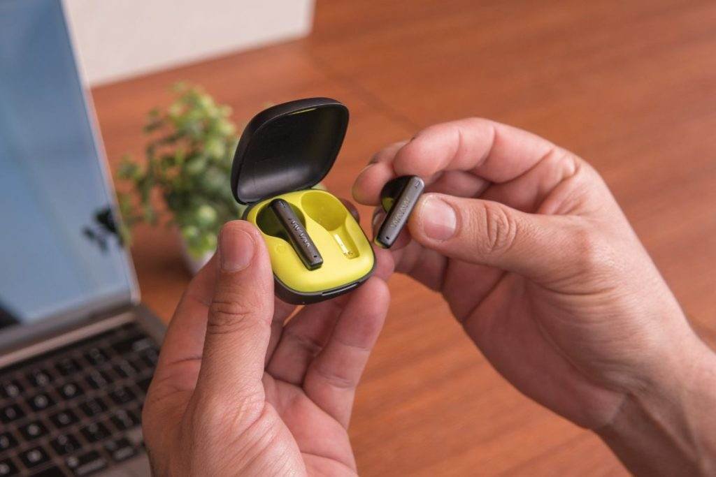 Os 10 Melhores Fones Bluetooth de 2026: Custo-Benefício, Academia, Trabalho e Música